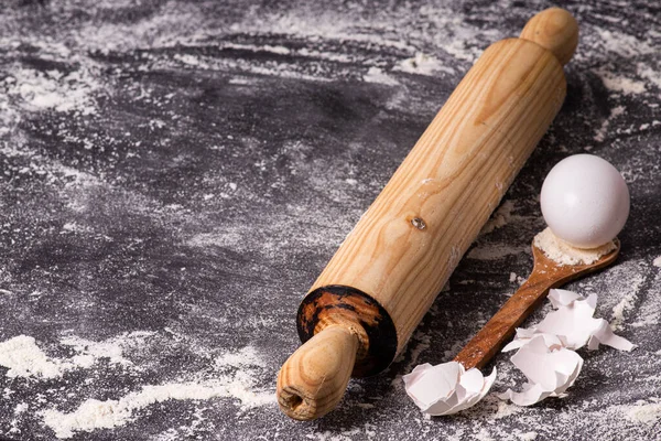 Primo Piano Del Mattarello Legno Cucchiaio Uovo Sul Tavolo Coperto — Foto Stock