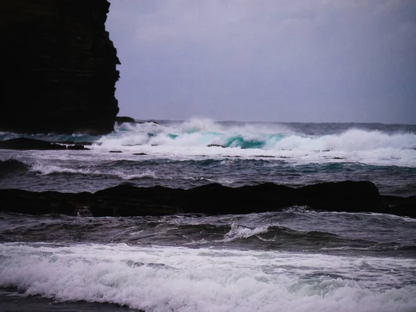 曇り空の日の海岸と海 — ストック写真