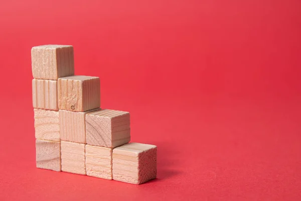 Primo Piano Dei Blocchi Legno Isolati Sfondo Rosso — Foto Stock