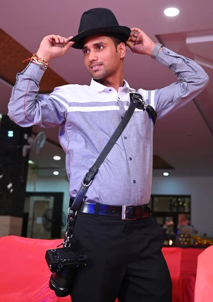Smiling Indian Photographer Carrying Cameras While Fitting Hat Event — ストック写真