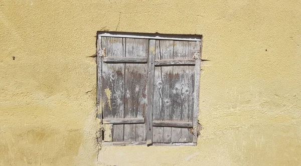 Tiro Close Uma Parede Amarela Uma Velha Janela Madeira — Fotografia de Stock