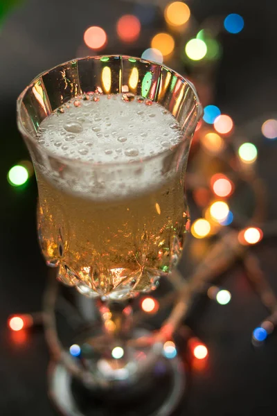 Vertikal Bild Ett Champagneglas Dekorerat Med Julbelysning — Stockfoto