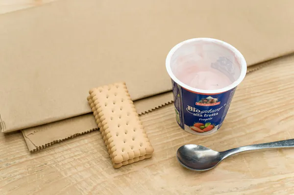 意大利 2021年11月10日 草莓有机酸奶杯和勺子与饼干放在乡村木桌顶上 — 图库照片