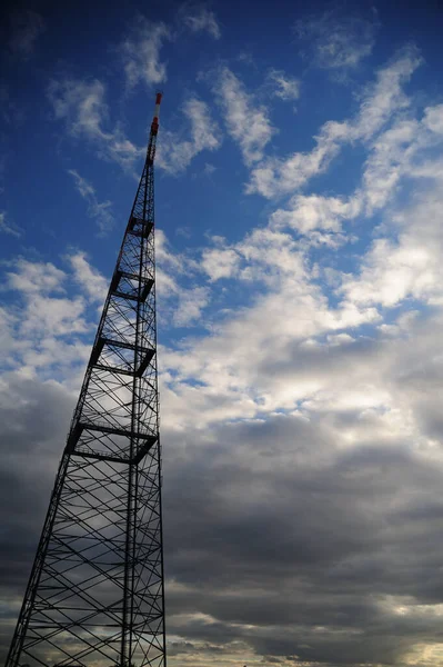 云天背景下电视塔的垂直照片 — 图库照片