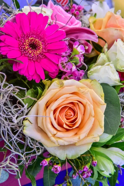 Een Close Shot Van Een Boeket Van Mooie Kleurrijke Bloemen — Stockfoto
