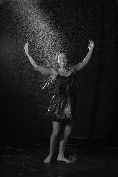 Μια Σέξι Χορεύτρια Βρεγμένα Μαλλιά Φορώντας Ένα Φόρεμα Και Απολαμβάνοντας — Φωτογραφία Αρχείου