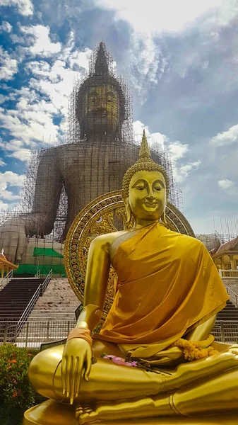 Uma Estátua Dourada Buda Tailândia — Fotografia de Stock