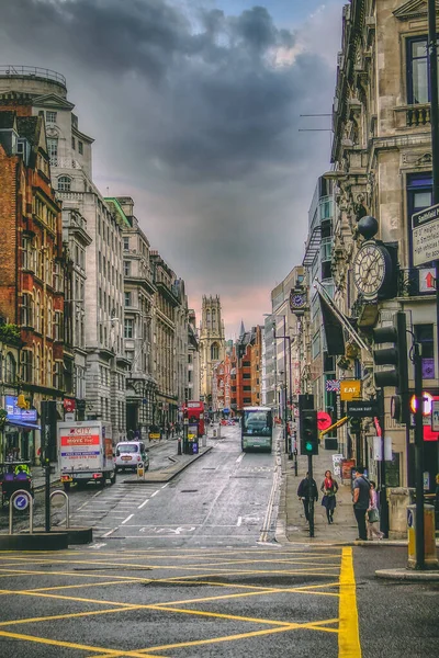 ロンドン イギリス 2014年6月23日 夜に撮影された建物や車両とロンドンの英語の通り — ストック写真