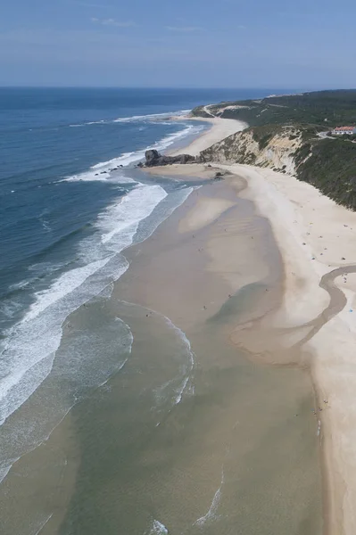 海岸の砂浜に突き当たる波状の海の空の景色 — ストック写真