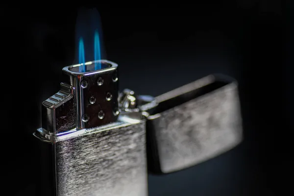 Açık Gümüş Bir Çakmağın Yakın Plan Çekimi Arka Planda Mavi — Stok fotoğraf