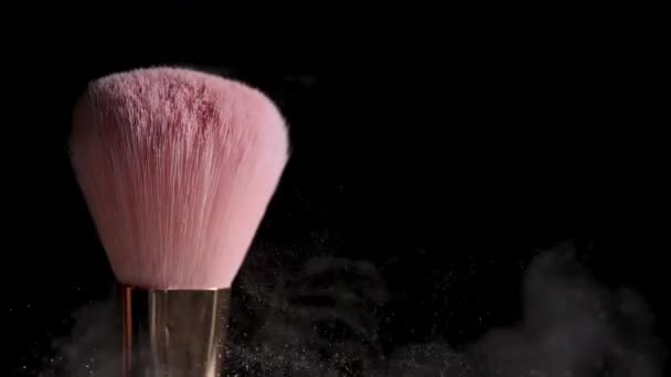 Pincel Maquillaje Con Polvo Sobre Fondo Negro — Vídeo de stock