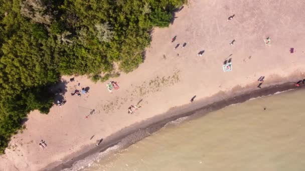 Vanuit Lucht Uitzicht Het Strand Met Een Drone Een Grote — Stockvideo