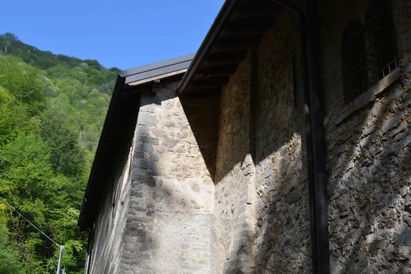 Oude Stenen Muren Van Het Heiligdom Van Madonna Perello Tegen — Stockfoto