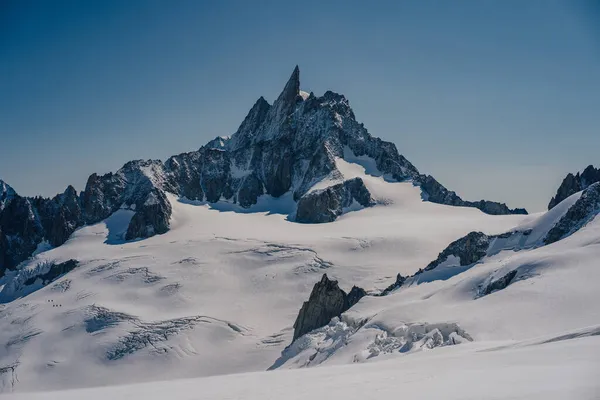 Alto Paisaje Montaña Cubierto Nieve Alpina Con Grietas Nieve Pared — Foto de Stock