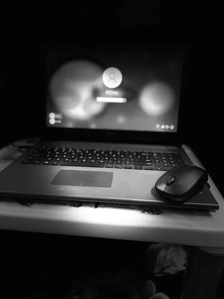 Een Verticaal Grijswaarden Shot Van Een Open Laptop Met Een — Stockfoto