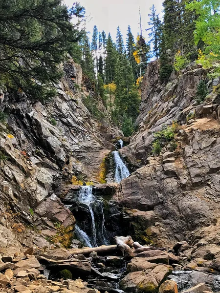 公園内の流れ落ちる岩の滝の美しい景色 — ストック写真