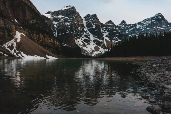 Pintoresco Lago Moraine Rodeado Montañas Nevadas Árboles Parque Nacional Banff — Foto de Stock