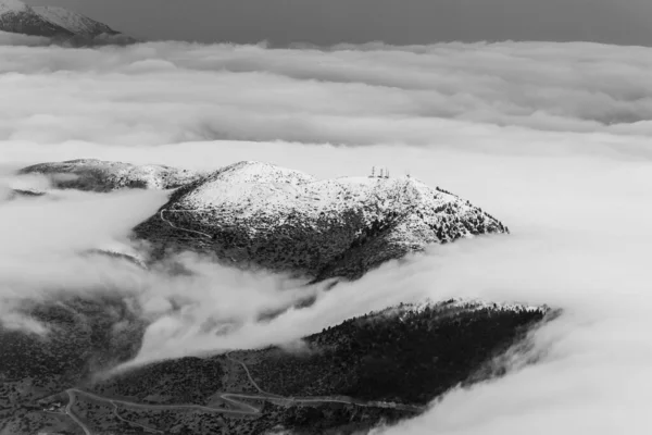 Uma Escala Cinza Atirada Acima Das Nuvens Topos Montanha Cobertos — Fotografia de Stock