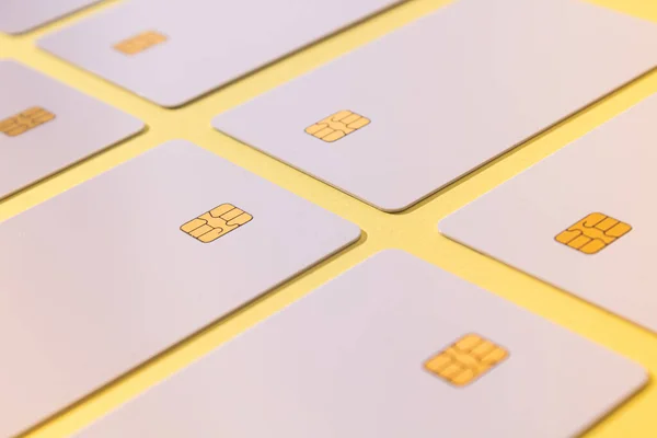 Eine Nahaufnahme Der Weißen Karten Mit Einem Chip Auf Gelbem — Stockfoto