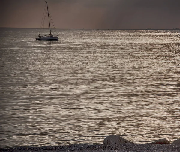 Парусник Прибывает Гавань Ночью Северо Адриатическое Море Дуино — стоковое фото