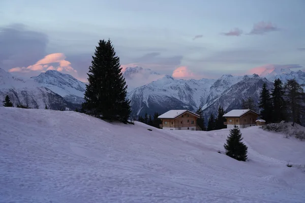 Uma Foto Cênica Campo Durante Inverno Cercado Por Montanhas — Fotografia de Stock
