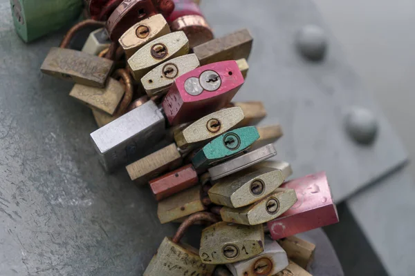 Gros Plan Cadenas Suspendus Dans Pont Concept Amour Amitié Pour — Photo