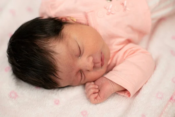 Una Graziosa Bambina Ispanica Che Dorme Una Coperta Bianca Rosa — Foto Stock