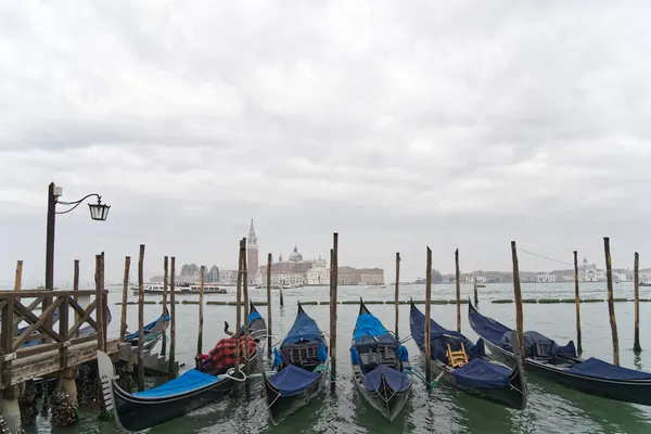 Grupo Góndolas Encaramadas Orilla Venecia Italia — Foto de Stock