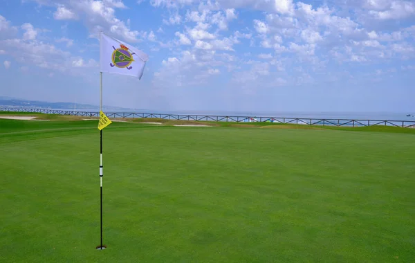Sebuah Gambar Bendera Lapangan Golf Kosong Dengan Rumput Hijau Pada — Stok Foto