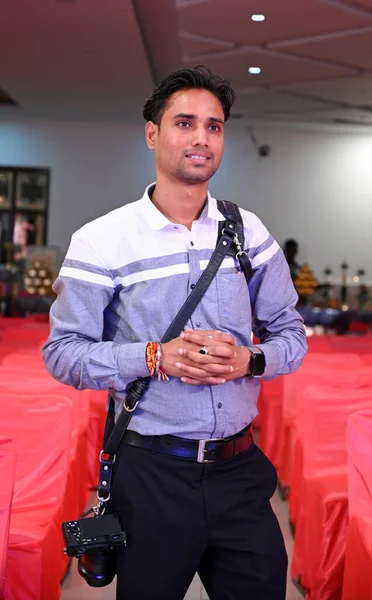 Een Lachende Indiase Fotograaf Met Camera Tijdens Een Evenement — Stockfoto