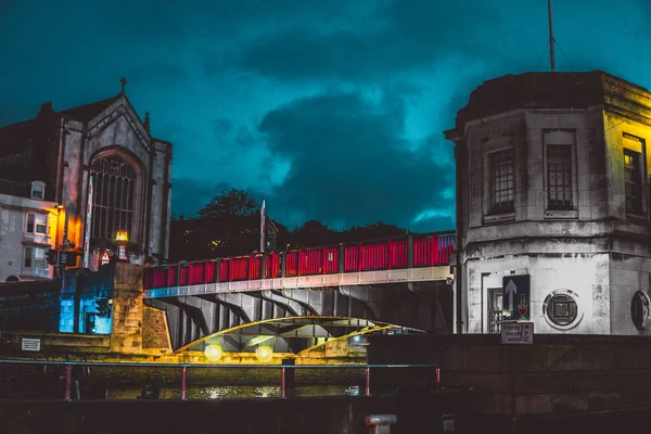 ウェイマス港のウェイ川にかかる橋の夜景 — ストック写真