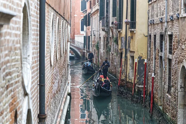 Wencja Włochy Października 2021 Wąska Aleja Kanałowa Wenecji Gondolami — Zdjęcie stockowe