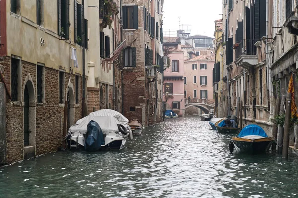 ヴェネツィア イタリア 2021年10月21日 ヴェネツィア イタリアの運河沿いの建物やボートの美しい景色 — ストック写真