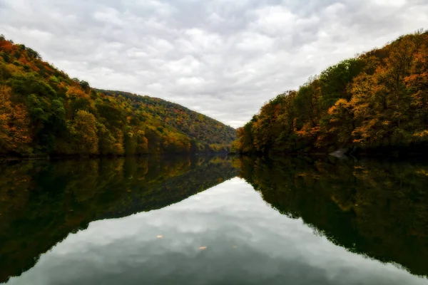 Spokojny Staw Lub Jezioro Przed Zachmurzonym Niebem Jesienią — Zdjęcie stockowe