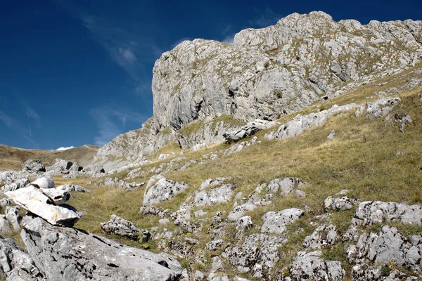 Uma Bela Paisagem Montanhas Rochosas Cobertas Musgo Durante Dia — Fotografia de Stock