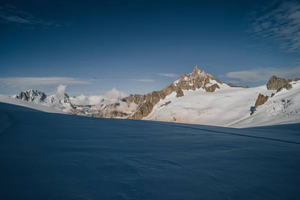 クレバス 岩壁や尾根で覆われた高い高山の雪の山の風景 アルピニズム Dente Del Gigante Courmayer イタリア — ストック写真