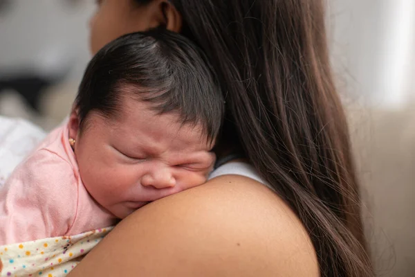 Mujer Sosteniendo Linda Niña Hispana Recién Nacida Durmiendo Casa — Foto de Stock