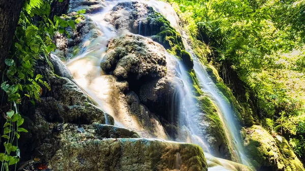 Gün Işığında Güzel Bir Şelale Görüntüsü — Stok fotoğraf