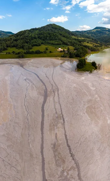 Colinas Verdes Lagoa Apareceram Após Desastre Natural Geamana Sunken Village — Fotografia de Stock