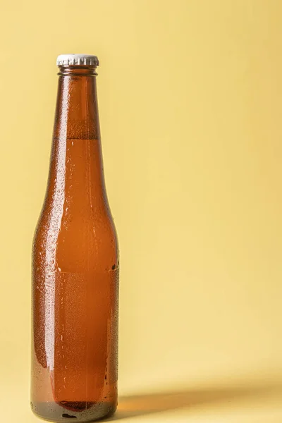 Una Botella Cerveza Sobre Fondo Superficie Amarillos — Foto de Stock