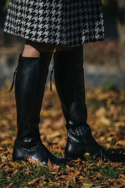 Una Mujer Con Botas Negras Moda Mientras Camina Sobre Hojas —  Fotos de Stock