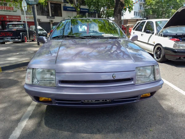 ブエノスアイレス アルゼンチン 2021年11月8日 スポーティなルノー フエゴGtaクーペは1990年頃にアルゼンチンで製造されました メタリックグレイ 通りに駐車した 正面図 Expo Warnes — ストック写真