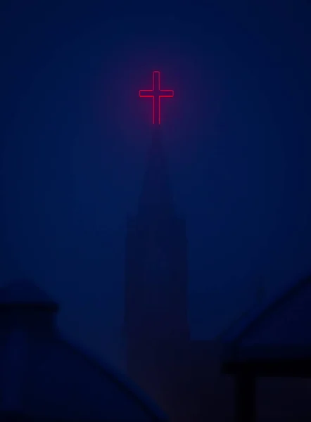 霧深い夜に古い教会の上に赤い輝く十字架 — ストック写真
