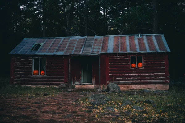 Drewniany Wiejski Dom Ozdobiony Dyniami Halloween — Zdjęcie stockowe