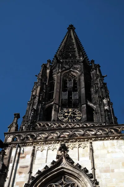 Eine Vertikale Aufnahme Der Lambertikirche Bei Sonnenschein Und Blauem Himmel — Stockfoto