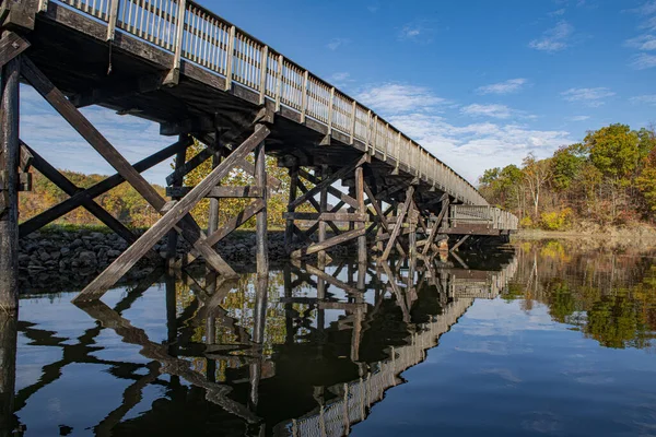 Most Kolejowy Nad Jeziorem Zachodniej Wirginii Jesienią — Zdjęcie stockowe