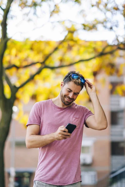 Una Foto Vertical Joven Hombre Caucásico Usando Una Camiseta Rosa — Foto de Stock