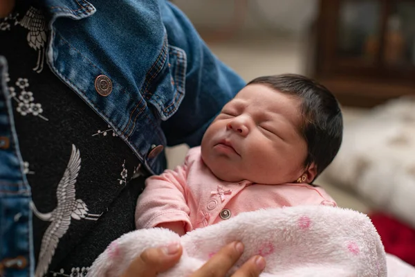 Madre Sosteniendo Linda Niña Hispana Recién Nacida Durmiendo Casa — Foto de Stock