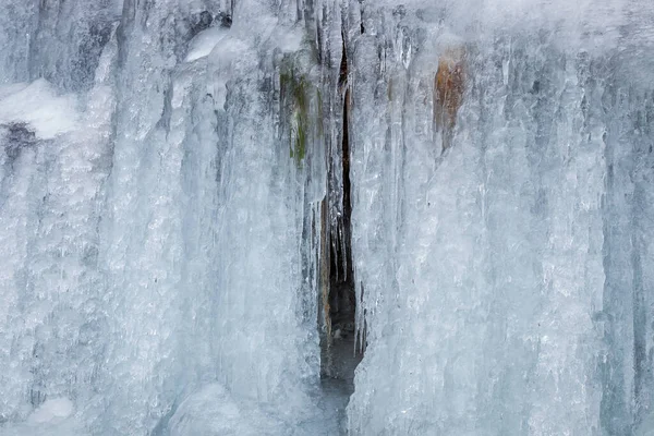 겨울에 스타나 플라미니나 얼어붙은 폭포의 아름다운 추상적 고드름 — 스톡 사진
