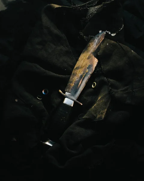 Siyah Tekstil Üzerinde Kirli Bir Bıçağın Dikey Çekimi — Stok fotoğraf